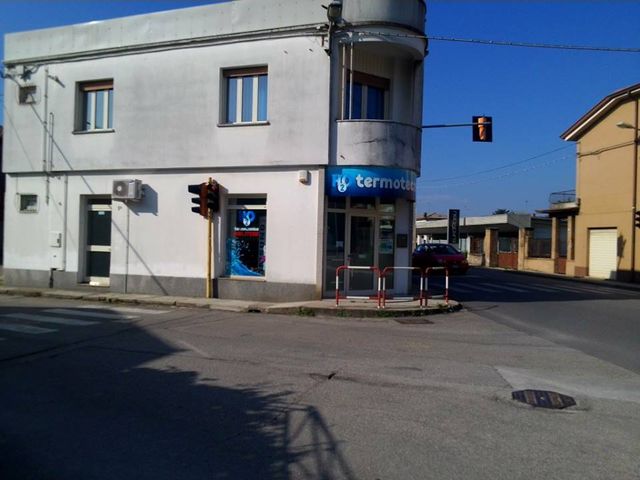 Un edificio a un angolo di una strada