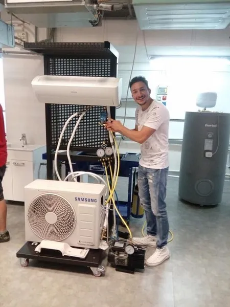 un operaio e un climatizzatore