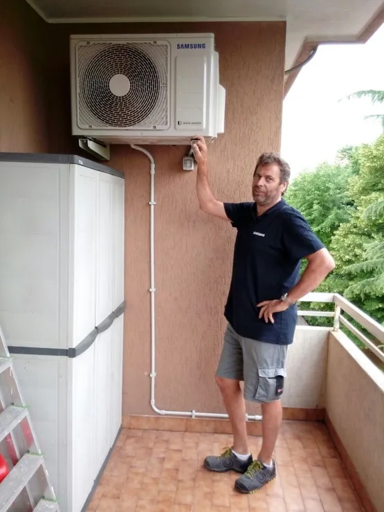 operaio mentre installa un climatizzatore